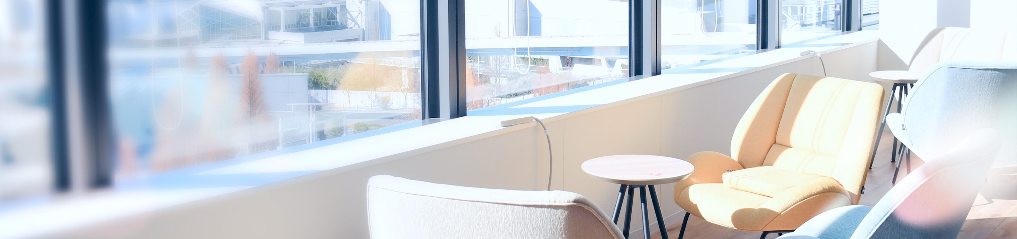 窓越しに並んだ椅子