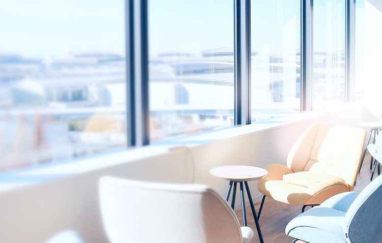 窓越しに並んだ椅子