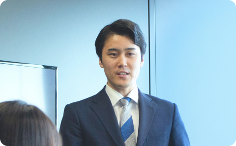 話している様子の採用担当男性