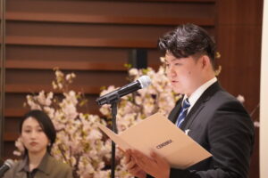 新入社員代表挨拶を読み上げる大寺葵さん