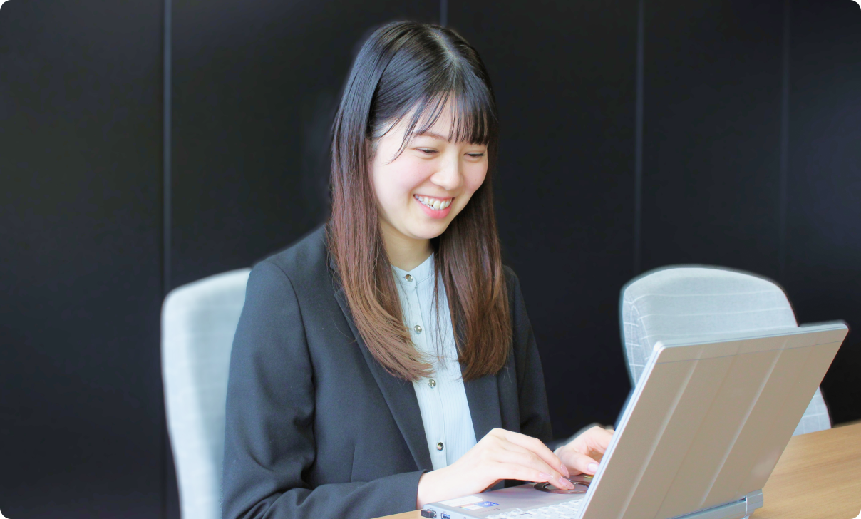 セレブリックス社員が笑顔でパソコンを操作している様子