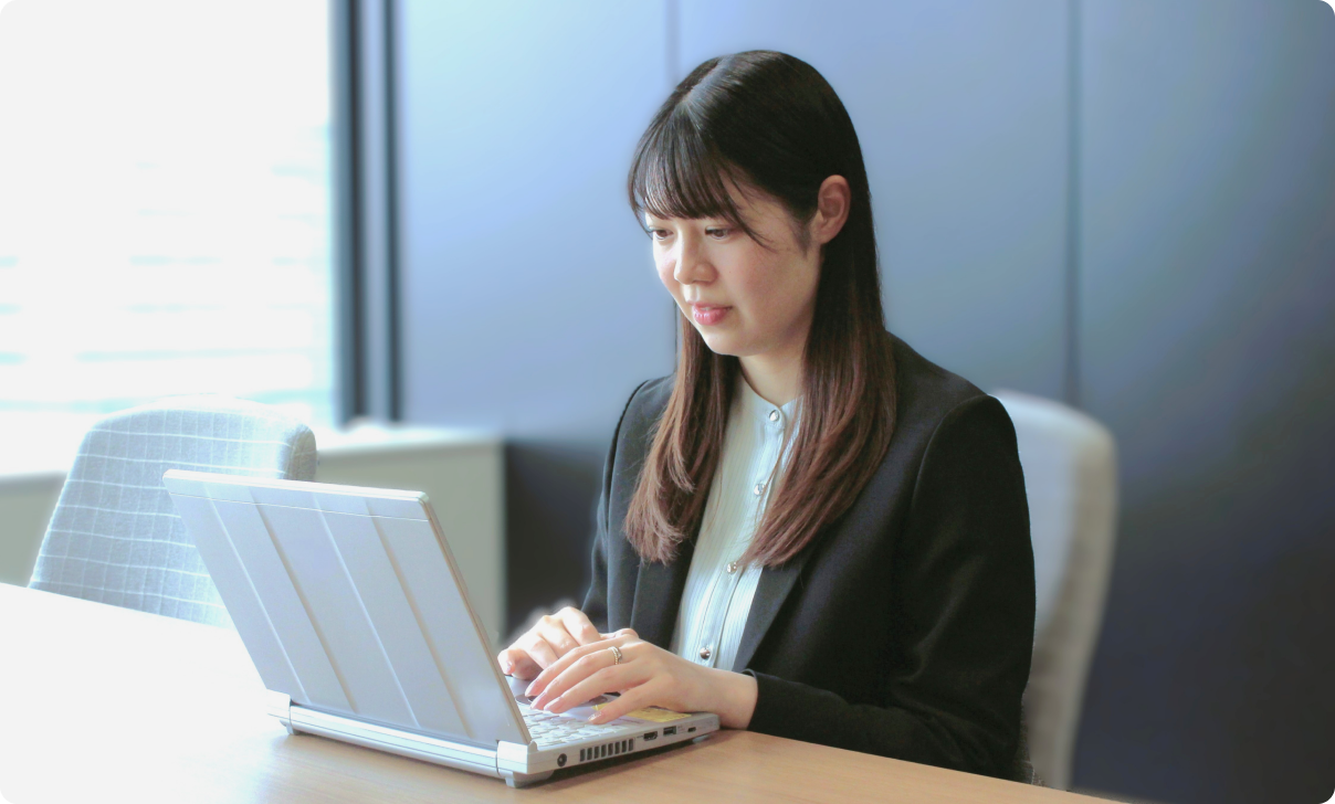 パソコンを操作する瀧口 薫